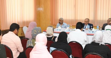 محافظ قنا يترأس لجنة اختبار المجموعة الثانية من المتقدمين لشغل وظيفة مهندس