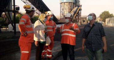ياسمين فؤاد تطلع على آخر تطورات تنفيذ خطط الإصحاح البيئى لشركة حلوان للأسمنت