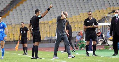 أمين عمر يشهر "إنذار" لعلى ماهر مدرب المصرى أمام الزمالك.. فيديو