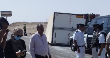 إنقلاب سيارة محملة بالفاكهة بطريق سفاجا الغردقة ..ومجلس المدينة يُعيد حركة السير ..صور 