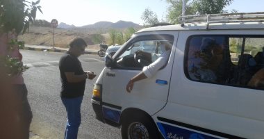 رئيس سفاجا تؤكد على تشديد الرقابة والتفتيش على منافذ الكارتة والمواقف بالمدينة ..صور 