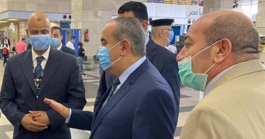 جولة مفاجئة لوزير الطيران بمطار القاهرة للتأكد من تطبيق الاجراءات الاحترازية