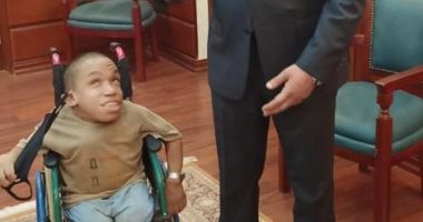 محافظ سوهاج يوفر "كرسي متحرك بمواصفات خاصة" لشاب من ذوى الهمم.. صور
