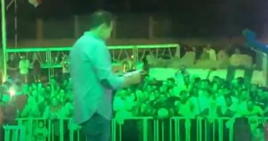 احتشاد الجماهير فجر اليوم أثناء أداء حكيم بروفات حفل المنصة.. فيديو
