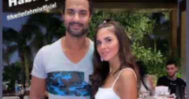 كريم فهمى وزوجته فى صورة رومانسية على إنستجرام