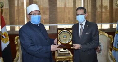 محافظ الغربية يهدى درع المحافظة لوزير الأوقاف لجهوده الدعوية والوطنية