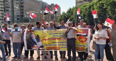 معلمون يحتفلون بذكرى نصر أكتوبر ودعم الدولة والرئيس بالمركز الرياضى بالعباسية.. صور