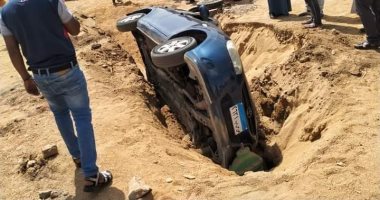 سقوط سيارة ملاكى داخل حفرة بمنطقة العقاد فى أسوان.. صور