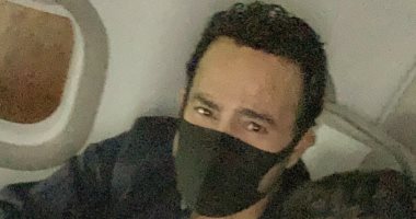عاصى الحلانى وابنه على متن الطائرة قبل المشاركة باحتفالات أكتوبر بالقاهرة