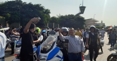 سيلفي الشرطة والشعب يتحدى تحريض إعلام الإرهابية في احتفالات ذكرى نصر أكتوبر.. المواطنون يتداولون صورهم مع أفراد الشرطة في احتفالية المنصة.. ويؤكدون: "الجيش والشرطة والشعب إيد واحدة" (صور)