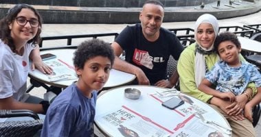 محمود عبد المغنى مع زوجته وأبنائه فى صورة جديدة
