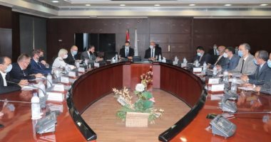كامل الوزير يبحث مع وزير الخارجية المجرى فرص الاستثمار بالسكة الحديد  