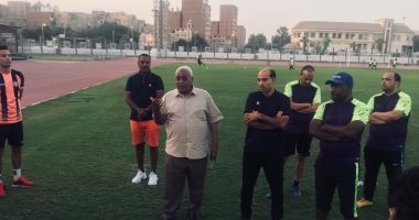 رئيس أسوان يطالب اللاعبين باستعادة الروح القتالية ويعد بصرف المكافآت