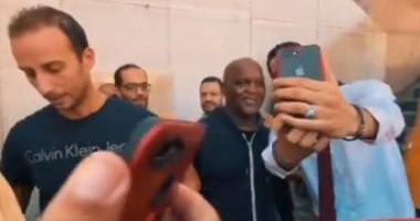 وصول موسيمانى لمطار القاهرة واحتشاد الجماهير لدعمه فى تدريب الأهلى.. فيديو