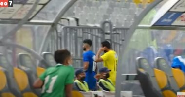 "جنش" يحتوى غضب ساسى بعد الطرد من مباراة الزمالك والمصرى.. فيديو