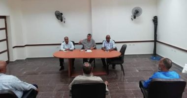 وكيل "تعليم أسوان" يجتمع بالمديرين والموجهين للاستعداد للعام الدراسى