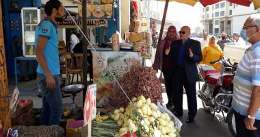 سكرتير محافظة سوهاج يتفقد المركز التكنولوجى ومنافذ المشروعات الإنتاجية.. صور