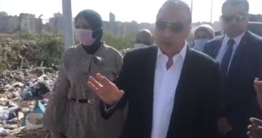 محافظ الإسكندرية ينتقد تراكم القمامة في جولة مفاجئة لعزبة محسن.. فيديو