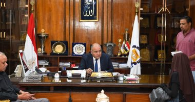 محافظ قنا يستقبل المواطنين للاستماع لمشاكلهم وبحث الحلول المناسبة