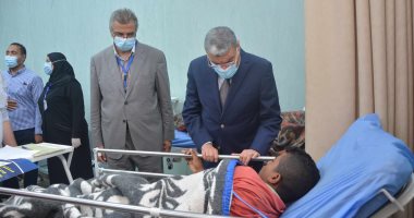محافظ المنيا يتابع حالة المصابين فى حادث تصادم سيارتين بالصحراوى الغربى.. صور