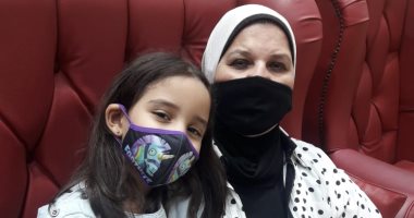 النائبة مايسة عطوة وحفيدتها تشاركان فى تحدى الكمامة وتحذر من خطورة التهاون