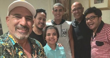 محمد لطفى يحتفل مع أشرف عبد الباقى بعرض مسرحية صباحية مباركة