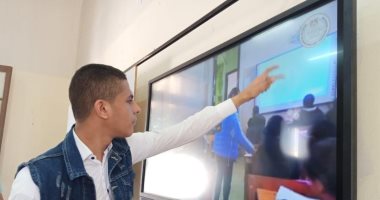 تدريب طلاب أولى ثانوى على التقييم الجديد وأسئلة الامتحانات والتابلت.. صور