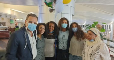 شاهد استقبال أسرة ميار شريف لبطلة التنس في مطار القاهرة