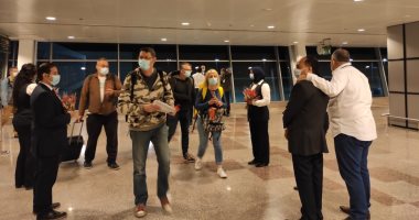مطار الغردقة الدولى يستقبل أولى الرحلات الفرنسية بالورود.. صور
