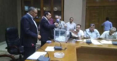 محافظ شمال سيناء يجرى قرعة علنية لتوزيع الوحدات السكنية