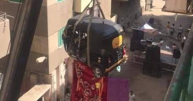 أغرب تقاليع المصريين.. توك توك وموتوسيكل طائر لعرض "عزال عروسة" بروض الفرج