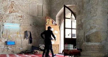 جنود إسرائيليون يقتحمون مصلى باب الرحمة فى المسجد الأقصى بالأحذية.. صورة