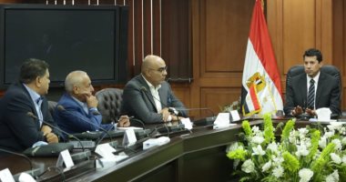 وزير الرياضة يجتمع باللجنة المنظمة لكأس العالم لكرة اليد2021.. صور