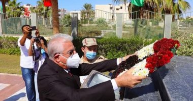 صور.. محافظ جنوب سيناء يضع إكليل زهور على نُصب الجندى المجهول