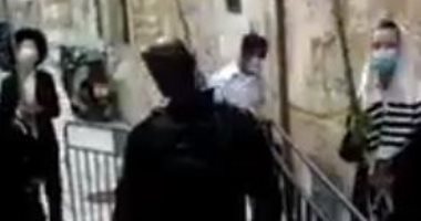 مستوطنون يؤدون صلواتهم التلمودية بطريقة استفزازية عند أبواب الأقصى.. فيديو