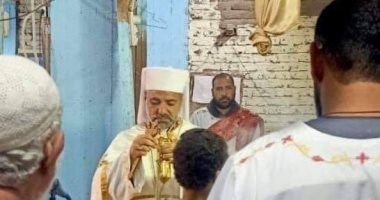 أسقف الكاثوليك بالأقصر يتفقد مرضى قرية بحجازة ويترأس القداس.. صور
