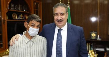 محافظ المنوفية يكرم عاملاً في منظومة النظافة بقويسنا لتفانيه فى العمل