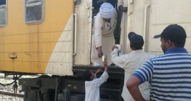 تظاهرة كرم.. أهالى نجع أبو ريش بأسوان يخرجون يوميا فى لتقديم الماء البارد لركاب القطار الطوالى.. الكبار والأطفال يشاركون بالمبادرة.. والهدف تقليل معاناة الركاب والأطفال من العطش فى ظل ارتفاع درجات الحرارة.. صور