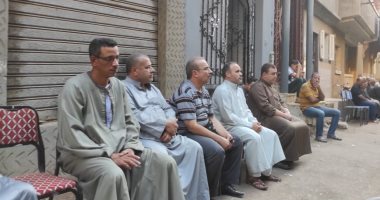 الأهالى يقدمون واجب العزاء فى وفاة عروسين توفيا بسبب تسريب غاز فى الشرقية.. صور 