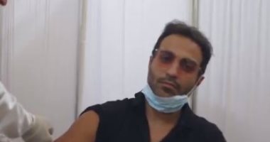 أحمد فهمى يشارك فى حملة تجربة لقاح كورونا داخل أحد المراكز الطبية