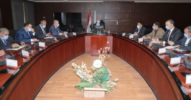 وزير النقل يتابع مع مسئولى السكة الحديد ومصنع سيماف عقود تطوير القطارات