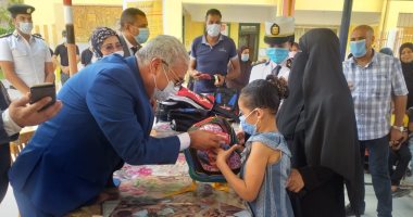 مدير أمن كفر الشيخ يوزع مستلزمات المدارس على ذوى الاحتياجات.. صور