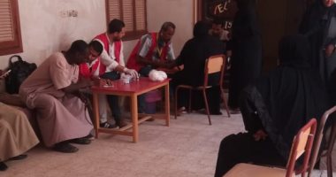 "الصحة" تواصل تنفيذ مبادرة "صحة المرأة" في قرية غرب أسوان اليوم.. صور