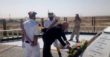 محافظ الوادى الجديد يضع إكليل الزهور على النصب التذكارى لشهداء أكتوبر.. صور