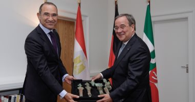 السفير المصرى فى برلين يستلم قطعا أثرية من ألمانيا.. صور 