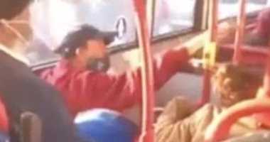 بريطانى يركل فتاة بقوة فى وجهها لعدم ارتدائها كمامة داخل حافلة .. فيديو