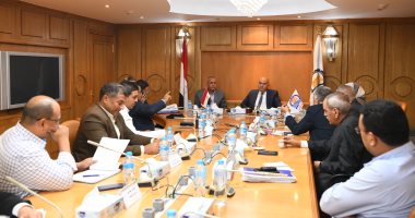 محافظ قنا يبحث القضاء على ظاهرة إلقاء سيارات الكسح مياه الصرف بالمجارى المائية