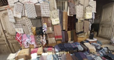 "الشال والعمة" هيبة وزينة.. أزياء الصعايدة "الفخمة".. تُصنع من الصوف الخالص للحماية والوقاية من برد الشتاء.. ارتداؤها يحمل نوعا من الوجاهة والتفاخر مع الجلباب البلدى.. وبائع يؤكد: رواج البيع فى طوبة وأمشير..صور
