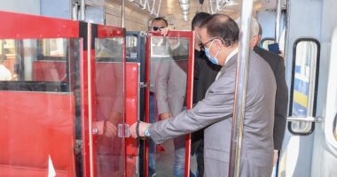 محافظ الإسكندرية يفتتح عربة ترام تاريخية إنتاج 1931 بعد إعادة تطويرها.. صور