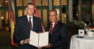 صور.. رئيس ألمانيا يمنح السفير بدر عبد العاطي وساما تقديرا لإسهاماته في تعزيز التعاون مع مصر .. مساعد وزير الخارجية يؤكد: العلاقة المتميزة بين الرئيس السيسي وأنجيلا ميركل محركا رئيسيا لبحث آفاق واسعة للتعاون